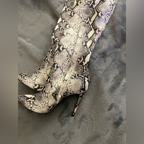Steve Madden snake skin Dominique boot - Picture 3 of 5